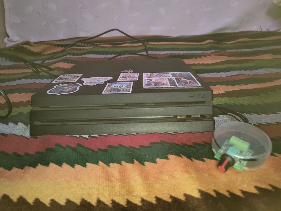 PS 4 pro in stare aproape perfectă