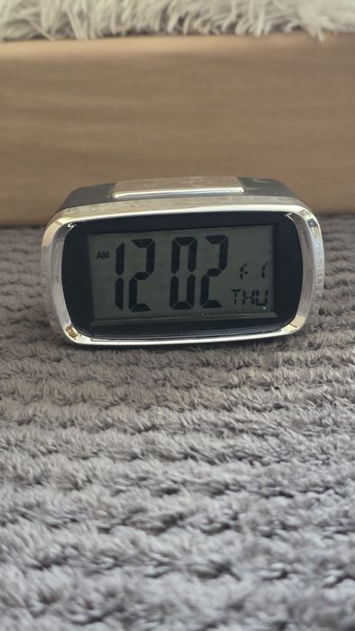 Ceas deșteptător, 2 baterii AAA