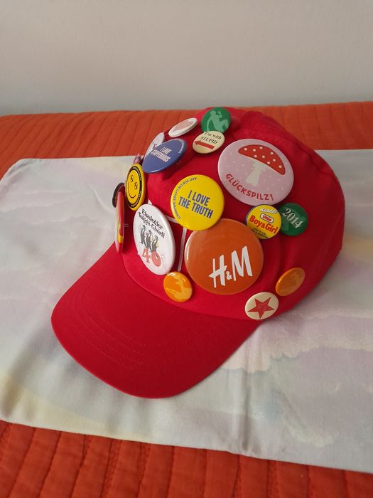 Șapcă cu 23 ecusoane