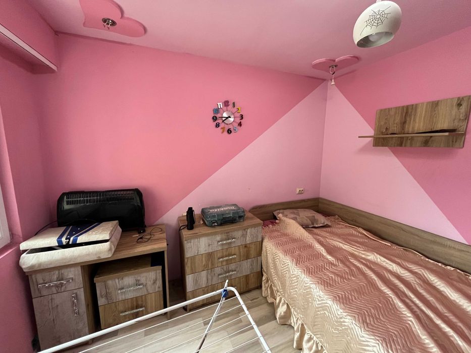 Продаваме просторен 3-стаен апартамент в ж.к. Изток, бл. 41