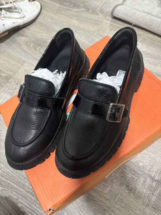 Натуральные кожанные туфли сменки.