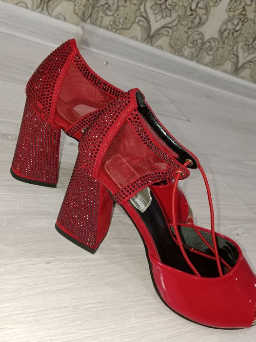 Красный туфли со стразами