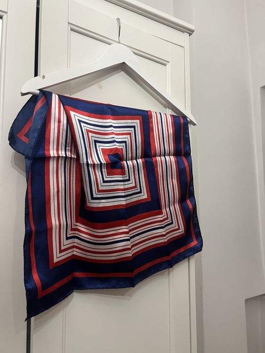 Eșarfă satin albastră cu roșu pătrată 50 cm x 50 cm bandană old money