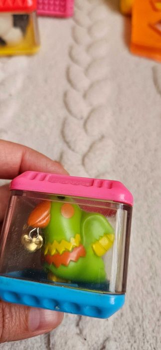 Музикален жираф на Fisher price с пет  кубчета