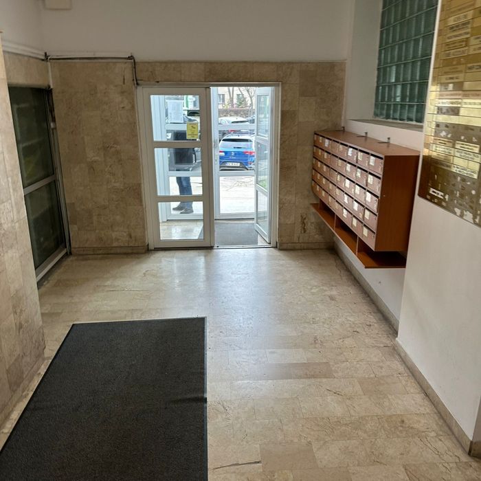 Inchiriez spatiu de birour,saloni in centru civic bloc Roland