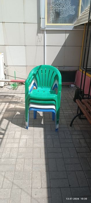 Продам стулья пластиковые Б/У