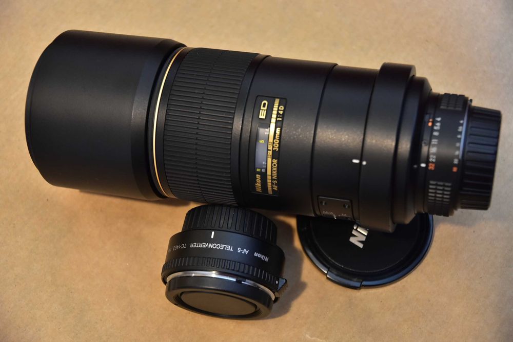 Vand sau schimb aparate și obiective Nikon