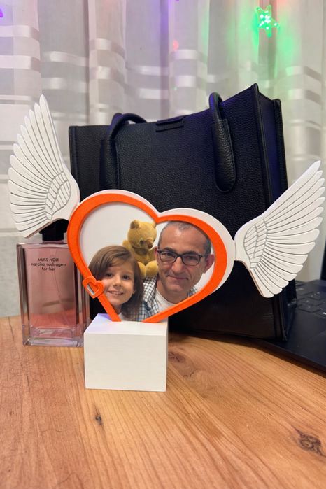 Декоративна рамка със сърце и крила