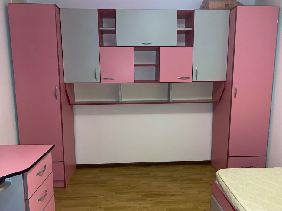 Mobilă roz, în stare foarte bună, formată din birou, pat și dulap.