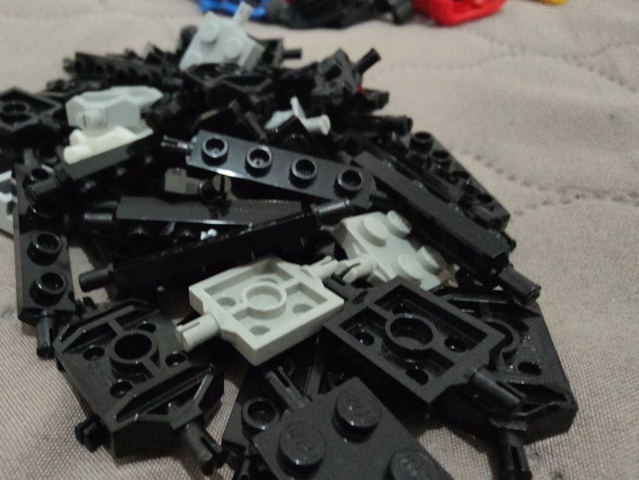 Roți lego, osii și aripi.