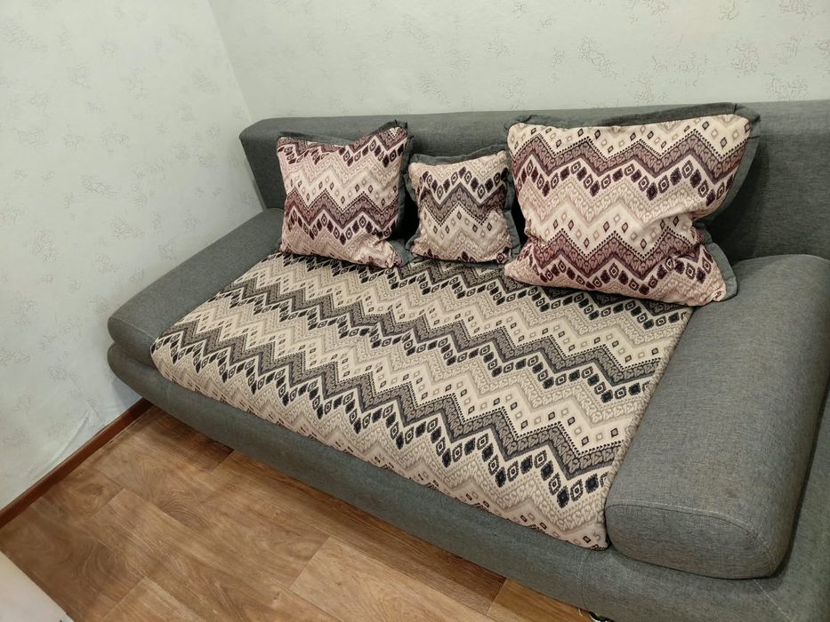 Продам диван состояние среднее