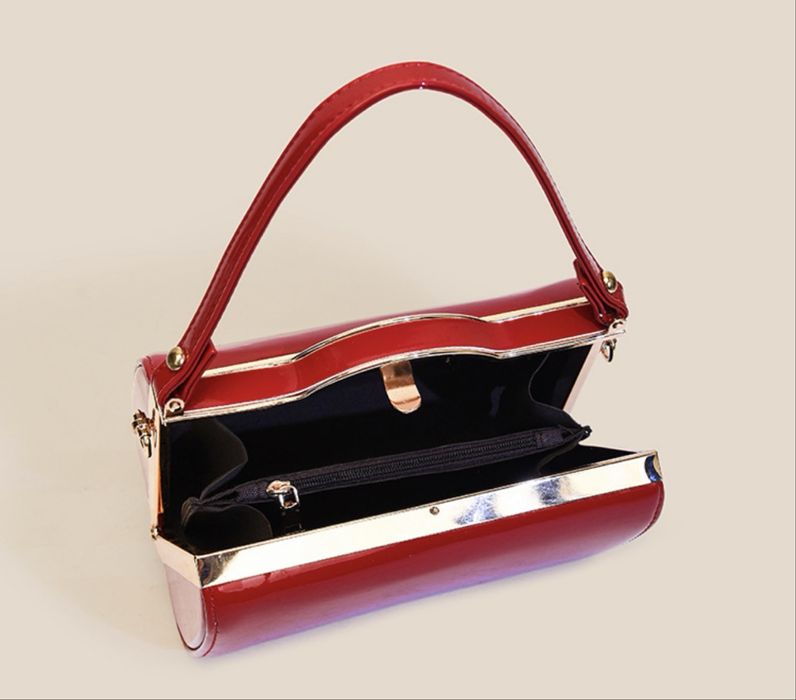 Клатч красного цвета