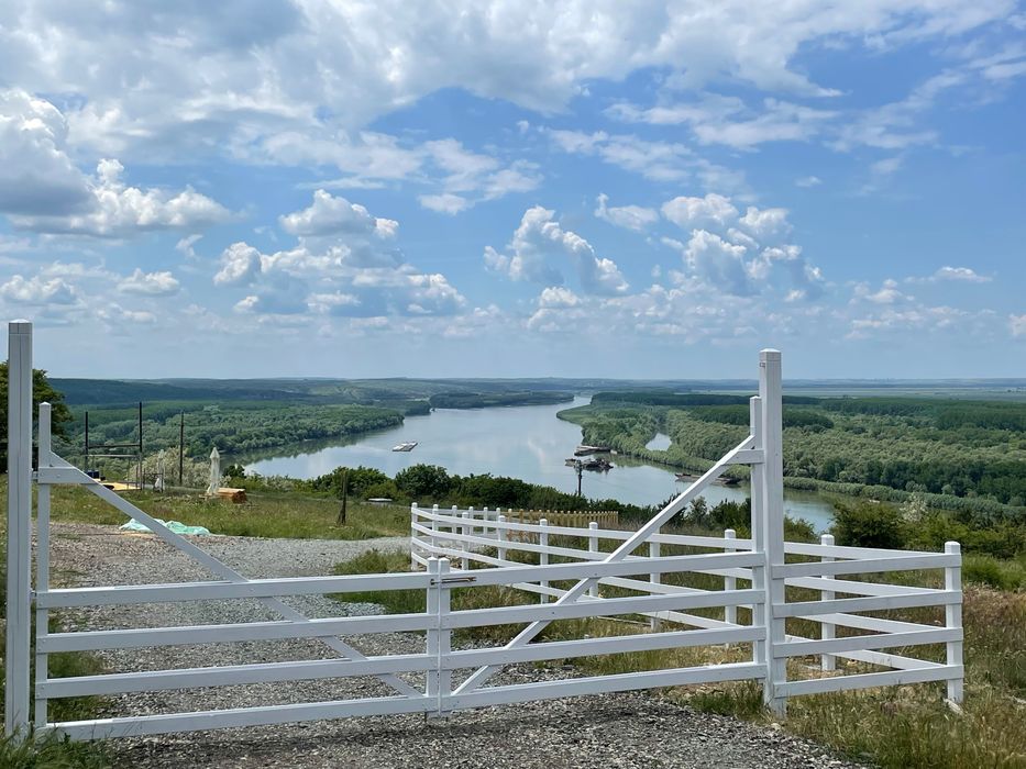 Teren cu vedere la Dunăre. 9124 mp . Lângă Crama Rasova .