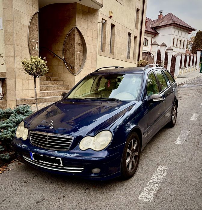 Vând Mercedes-Benz C-Class