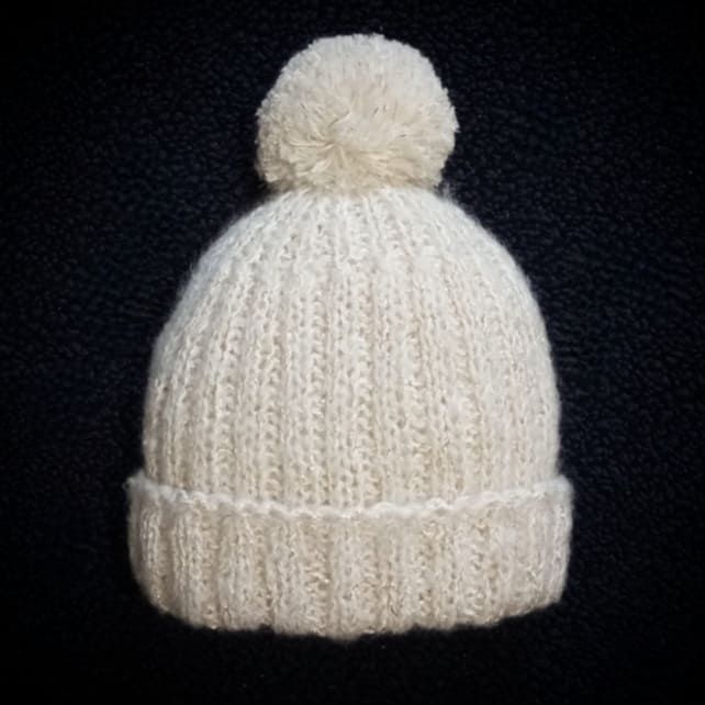 Топла шапка с помпон от фина вълна. 

Състав: 30% фина вълна, 20% паму