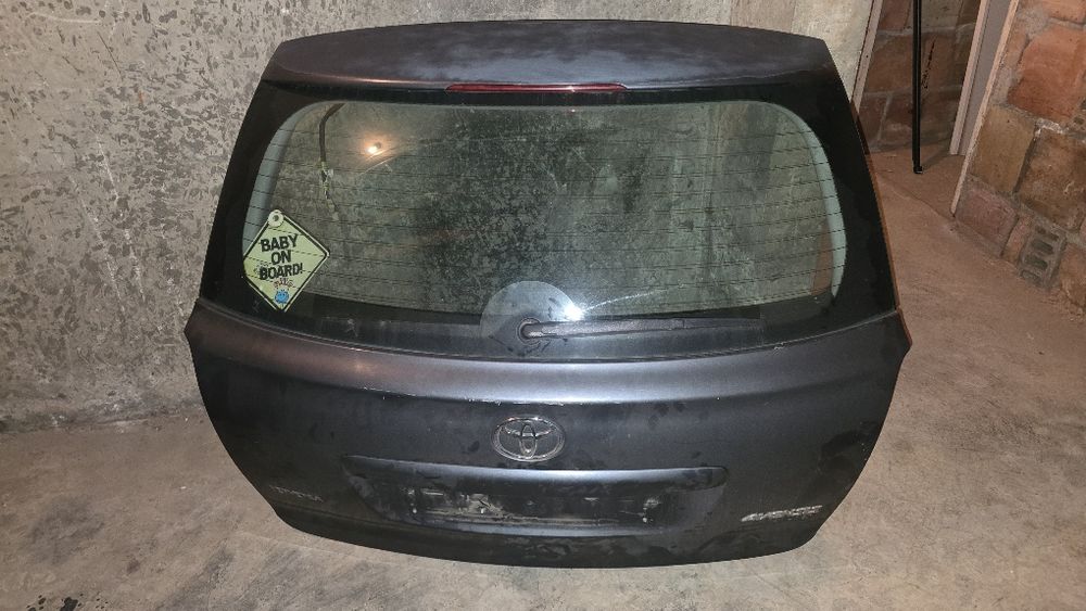 Продавам капак багажник за Toyota Avensis T25 комби от 2003