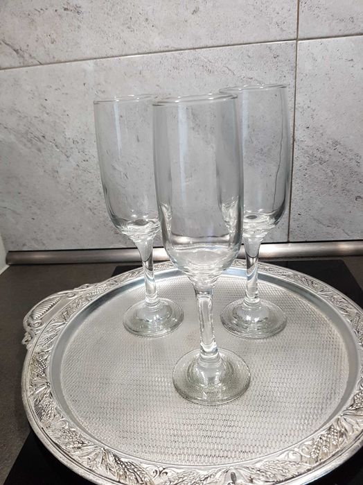 Стъклени чаши за вино, шампанско.