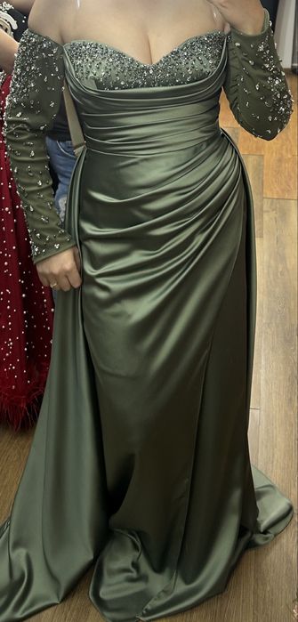 Vând rochie lunga cu trenă