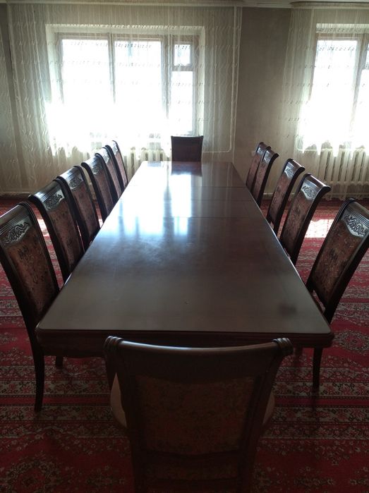 Обеденный стол для гостиной