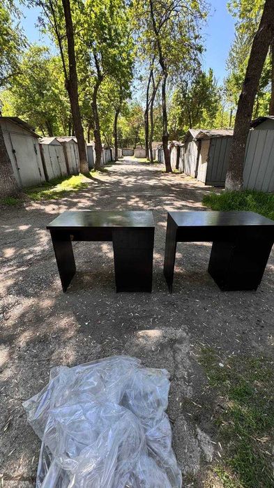 500 т.с. Офисные столы (парты) с ящиками, б/у — 5 штук