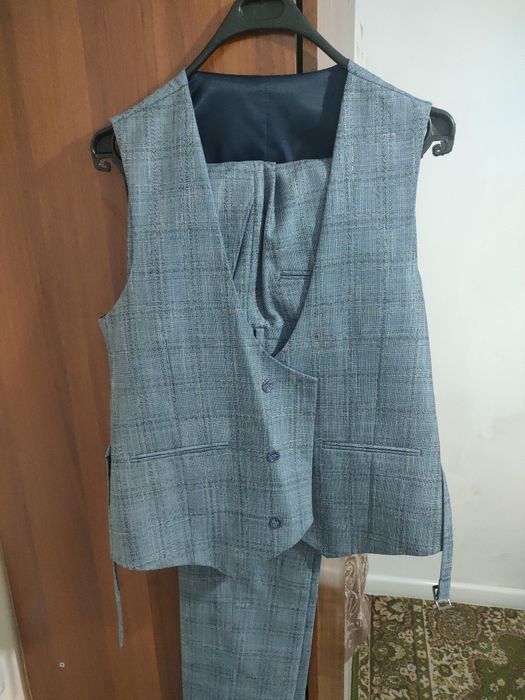 Продам Костюм тройка