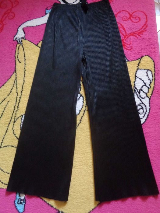 Vand paltalon creponat de dama.