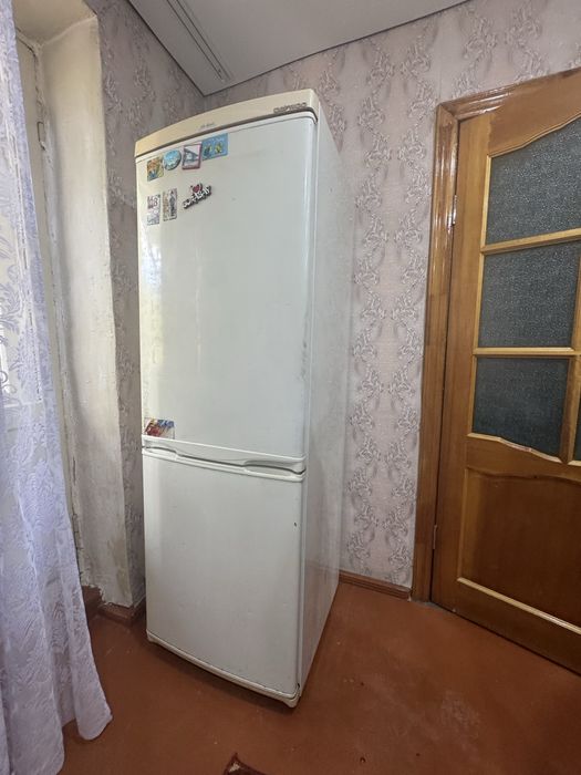 Холодильник ( верх холодит, низ не морозит)