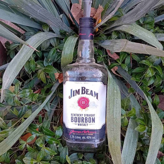 Стъклени бутилки (шишета) от уиски Johnnie Walker 1.75 л.