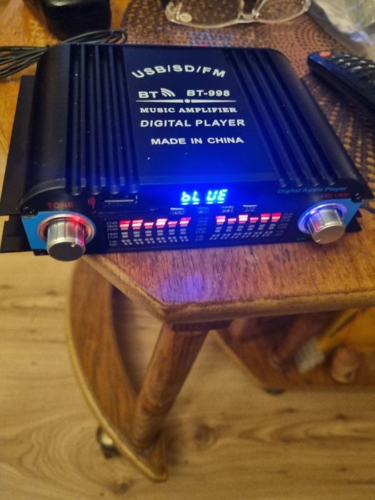 Vand amplificator 4×40 W, cu telecomanda nou in cutia originala.
Are următoarele funcții:
1. Radio digital pe frecventa FM
2. Bluetooth, prin interm