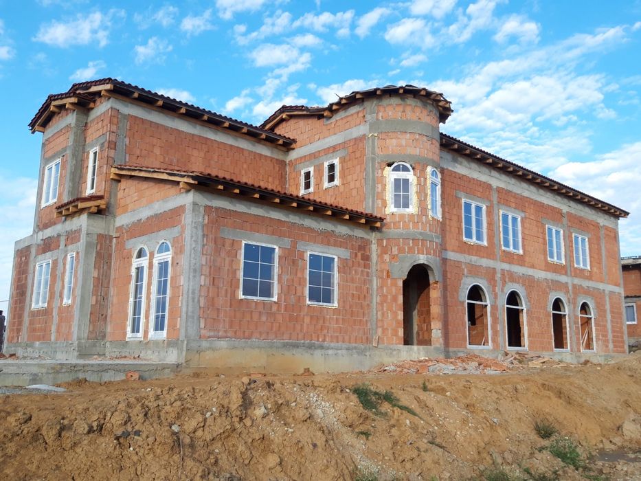 Constructii case in rosu , acoperisuri