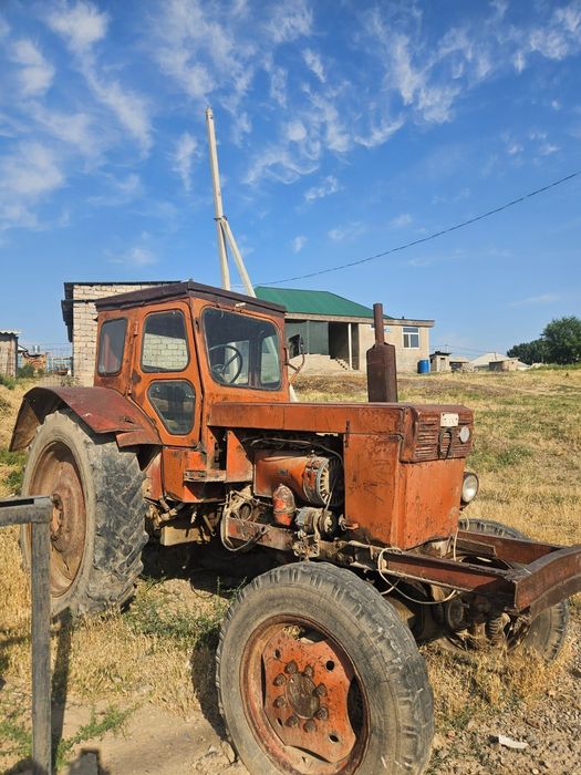 Traktor satiladi