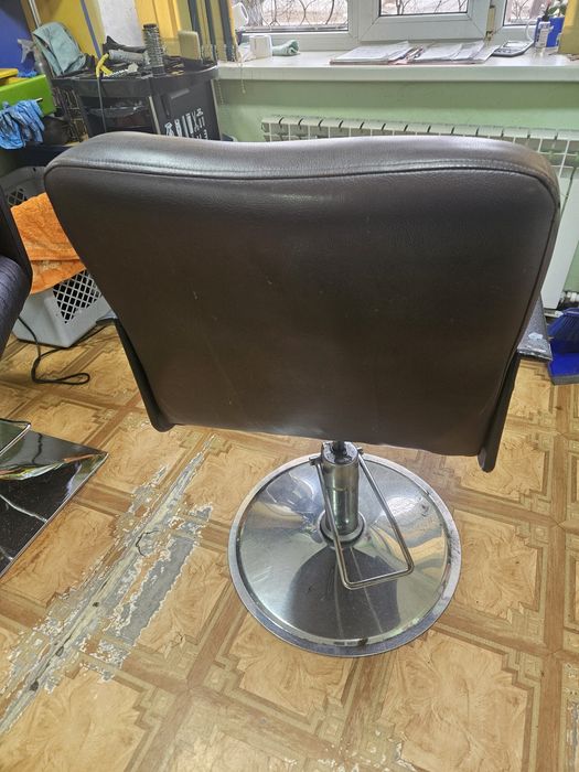 Продаю кресло парикмахерское