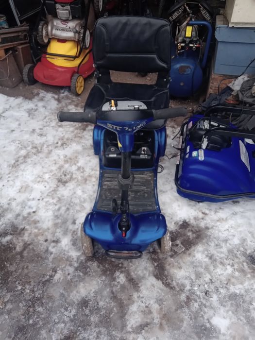 Vind două cărucioare electrice Sterling pentru persoane dizabilități