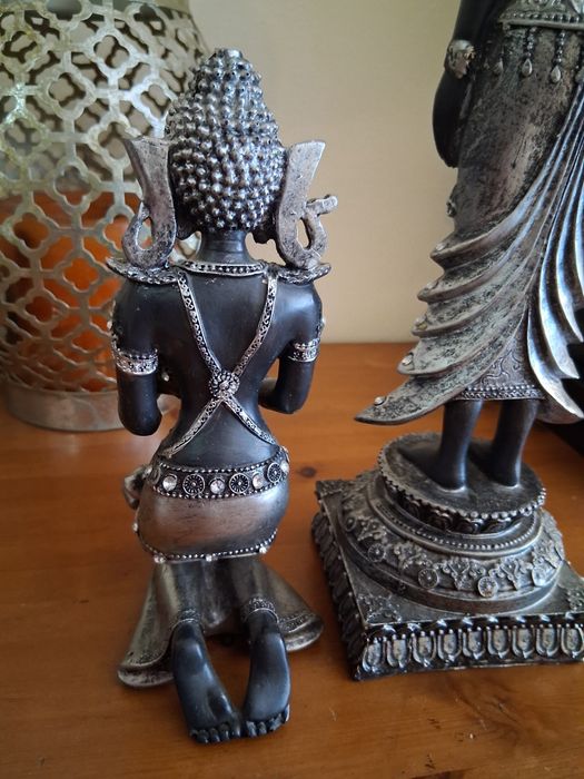 Продавам 2 статуи заедно на Буда, черна и сребърна, "Богиня Деви Тара"