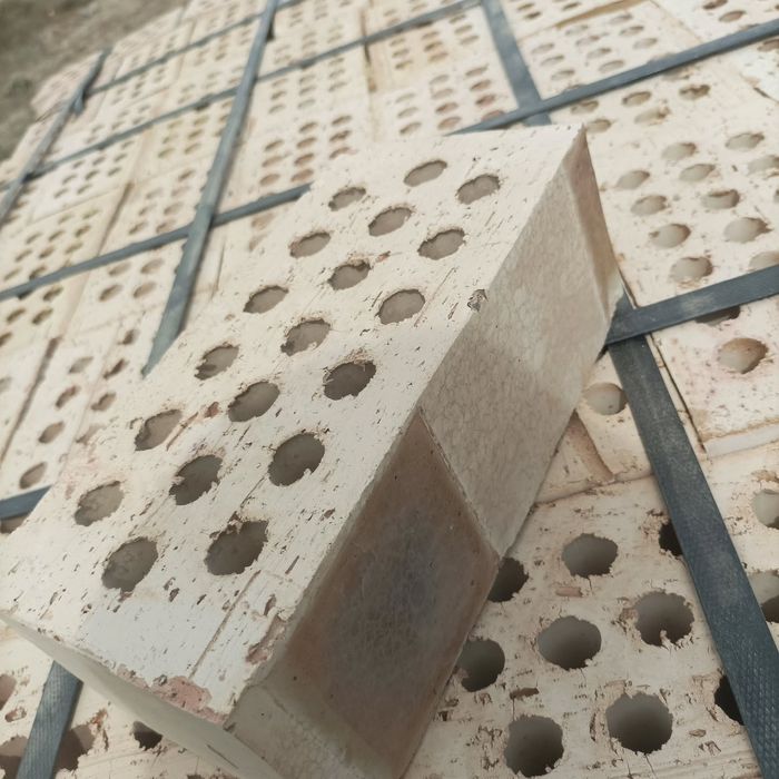 Pishgan gisht teshikli va butun