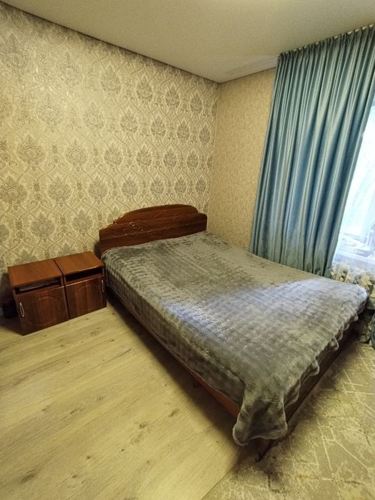 Кровать с двумя тумбочками