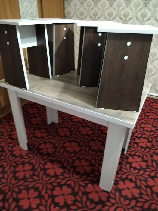 Кухонный стол с табуретами