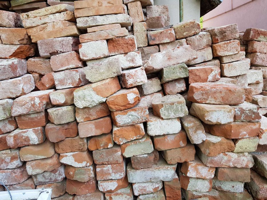 Jumătăți de cărămidă , 2 bucăți la 1 leu