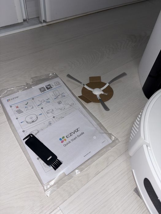 Robot aspirator Ezviz, cu functie de spalare si statie de incarcare