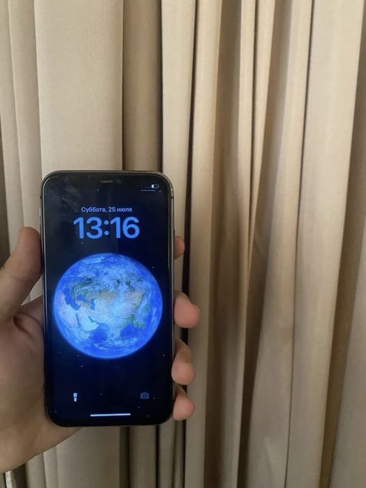 Iphone 11 black.