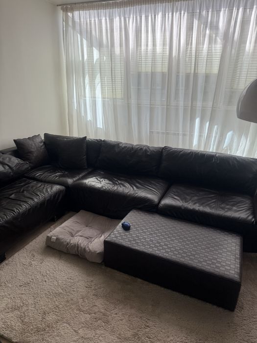 Тъмно кафяв кожен диван