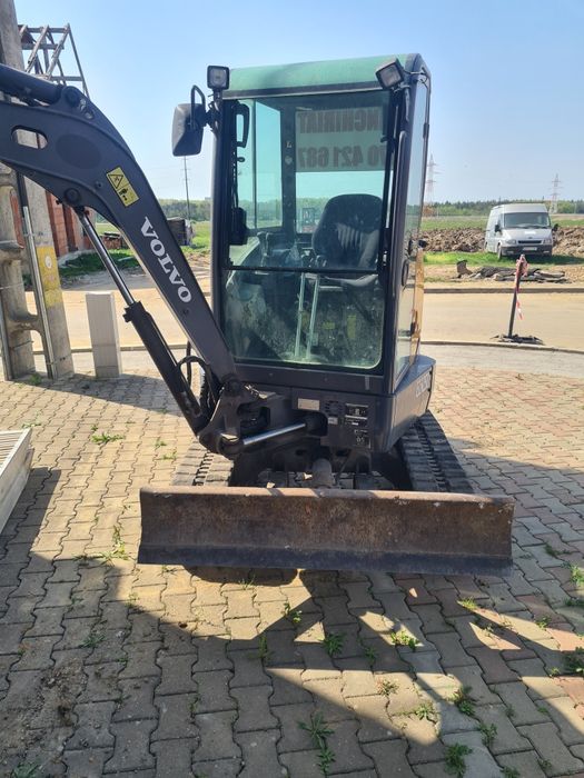 Execut lucrari cu miniexcavator