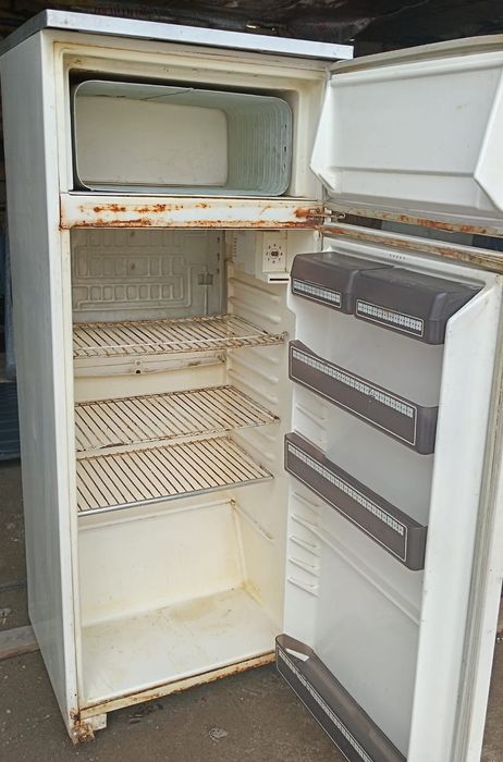 Холодильник двухкамерный продам