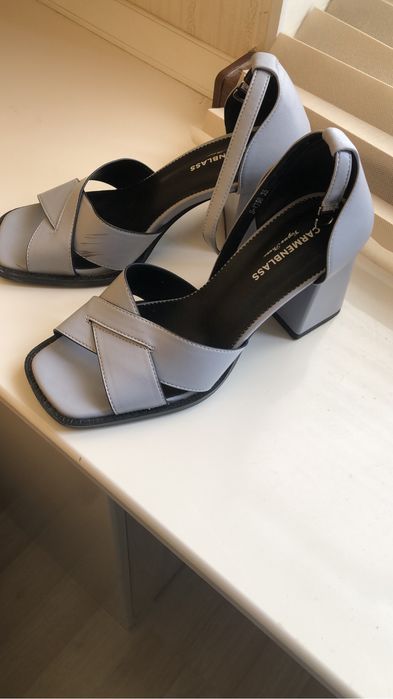 Босоножки бежевые