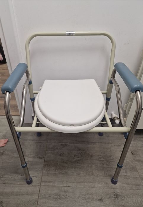 Scaun de toaleta pliabil, inaltime ajustabila, design antiderapant