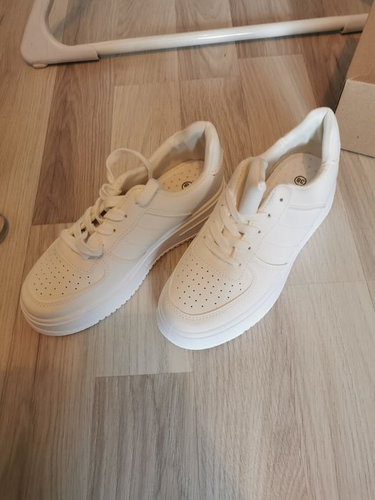 Чисто Нови маратонки