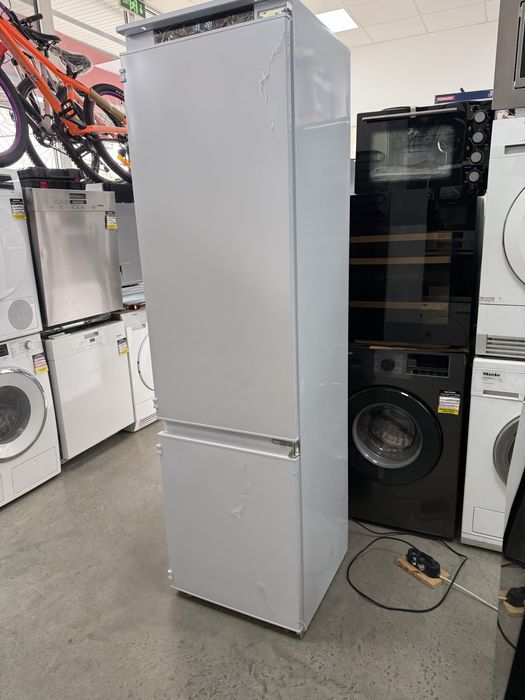 Нов!!! хладилник с фризер за вграждане  Inventum IKV1947S