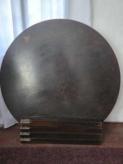 Scaune tapițate din lemn masiv și o masă rotundă