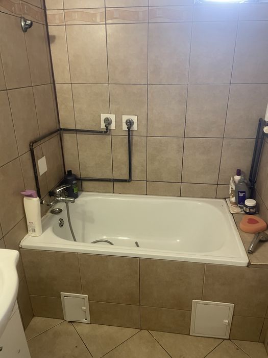 Inchiriez camere la curte