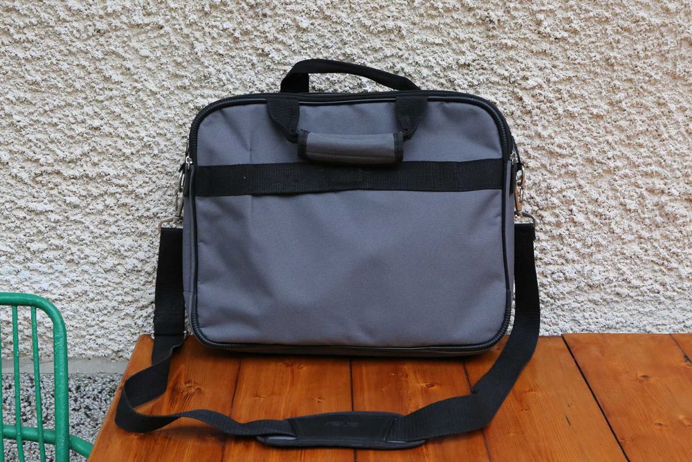 Чанта  за лаптоп има вътре прегради и дълга дръжка.